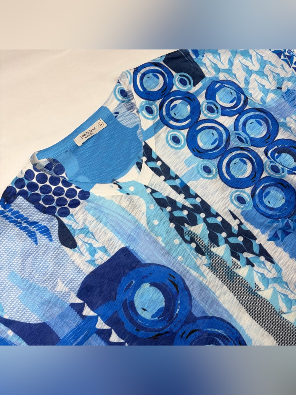Jess & Jane Ocean Blue Pop Art Top Medium Cap Sleeve Abstract V-Neck Made in USA